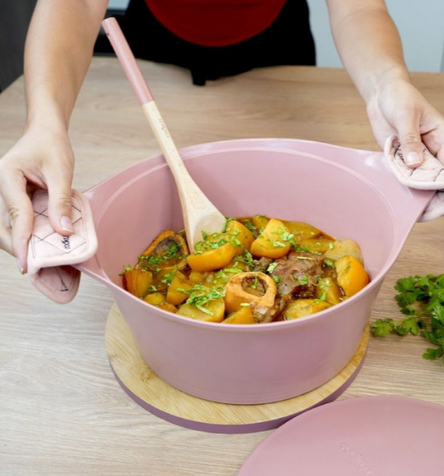 L’Incroyable Cocotte 28 cm Guimauve – Cookut – Avec manique et poignée inclus