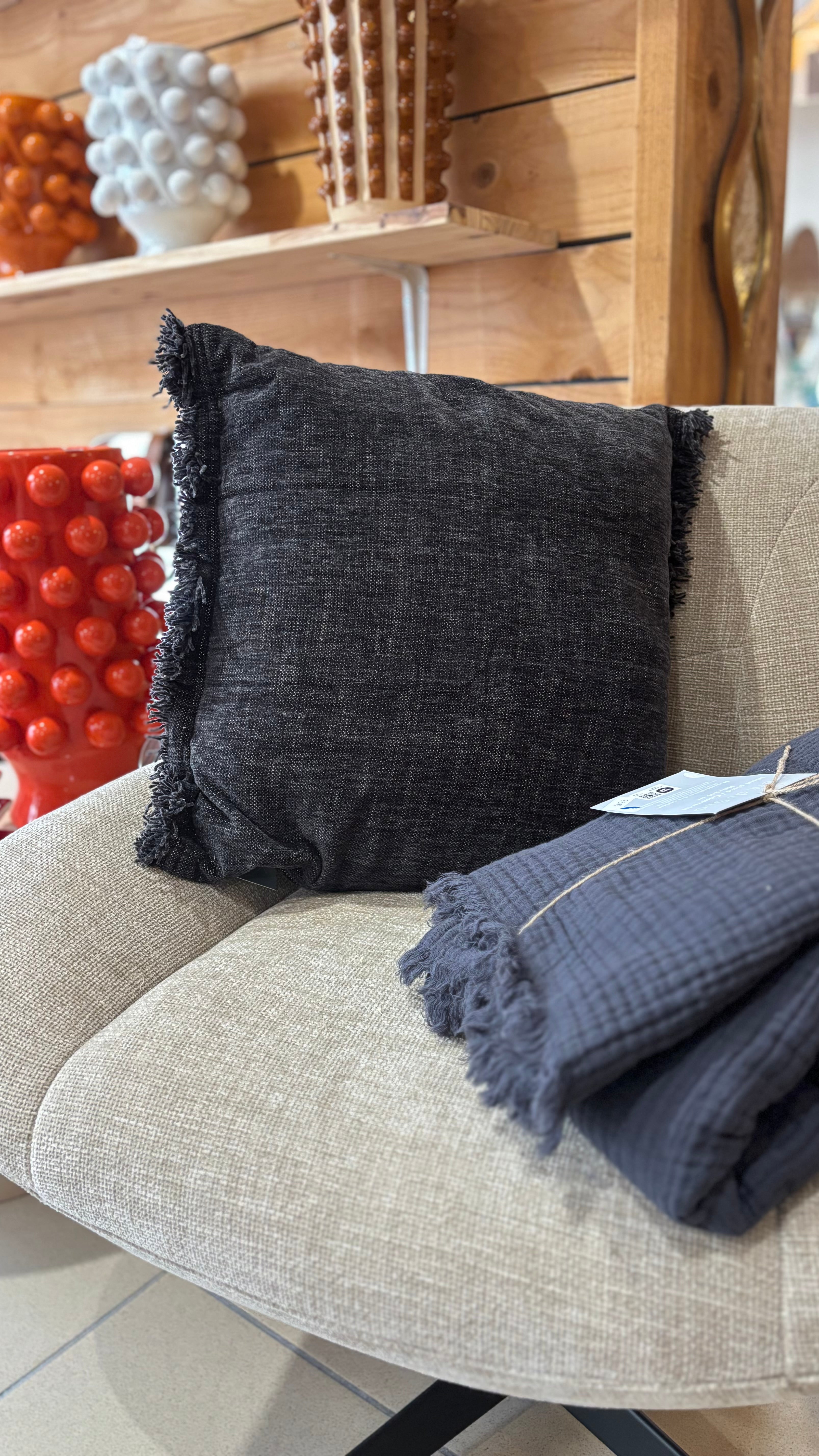 Coussin Anta à franges Caviar – 45 x 45 cm
