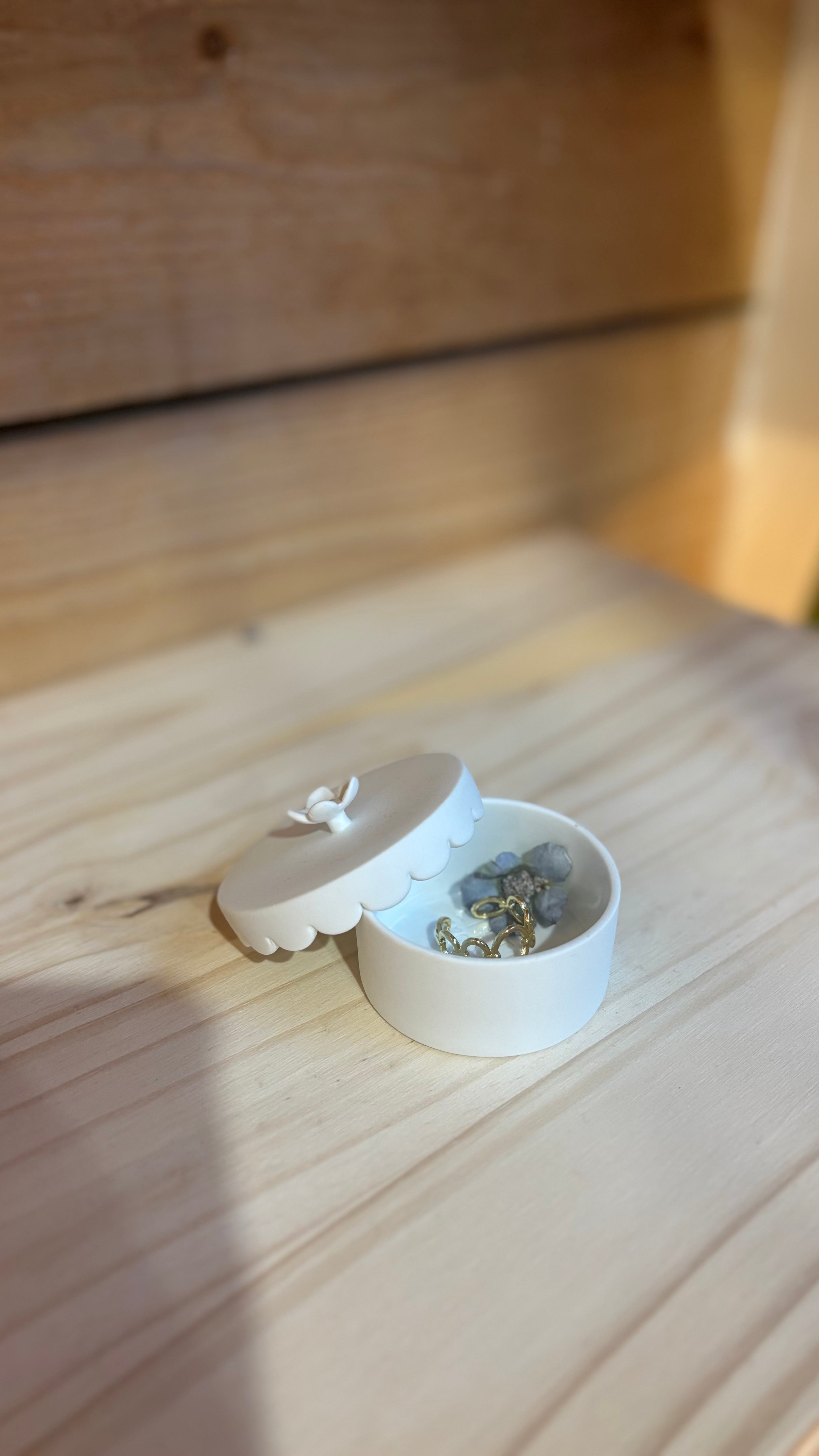Petite boîte en porcelaine “Fleur”