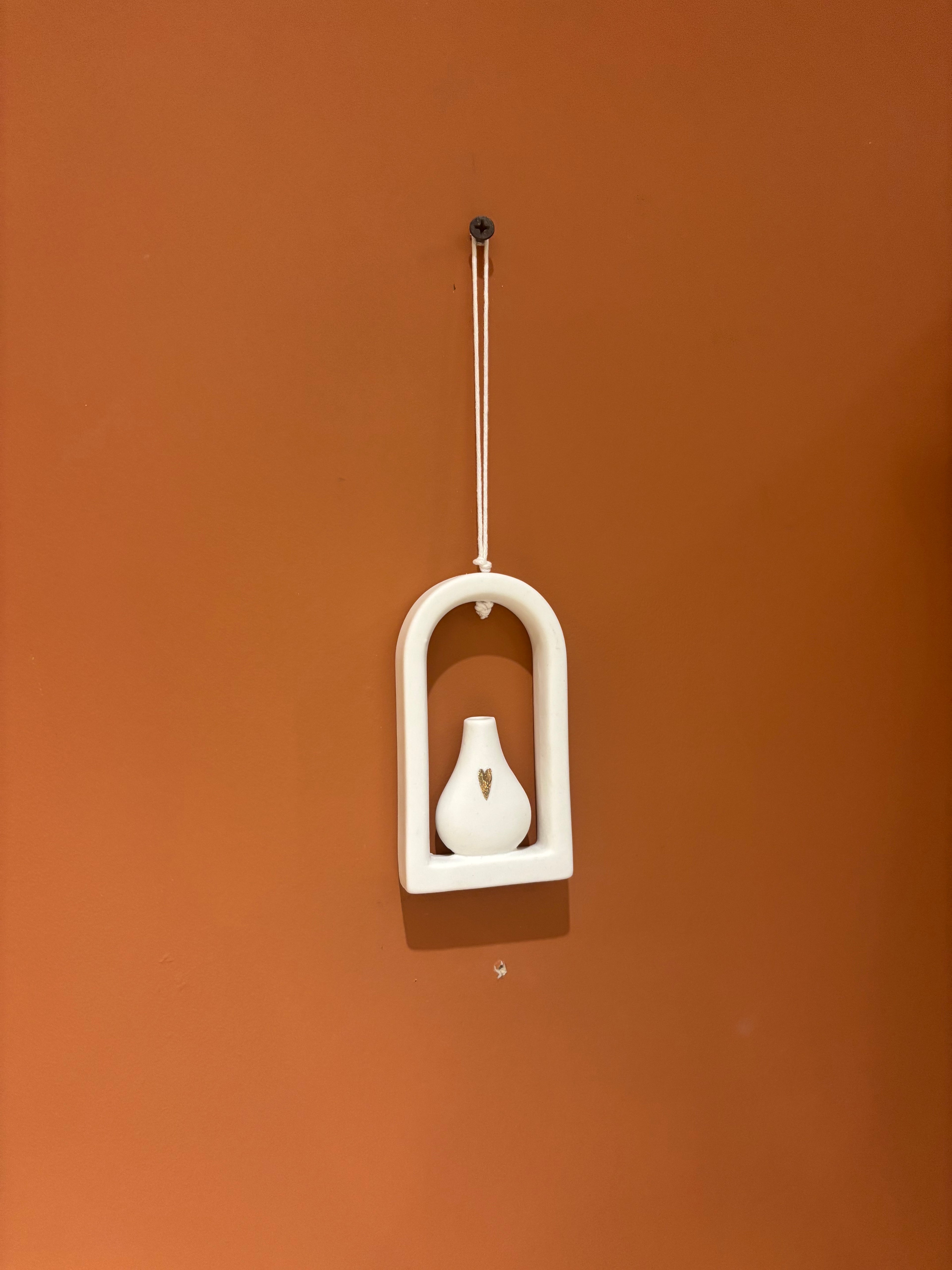 Mini vase suspendu “Cœur doré sous arche”