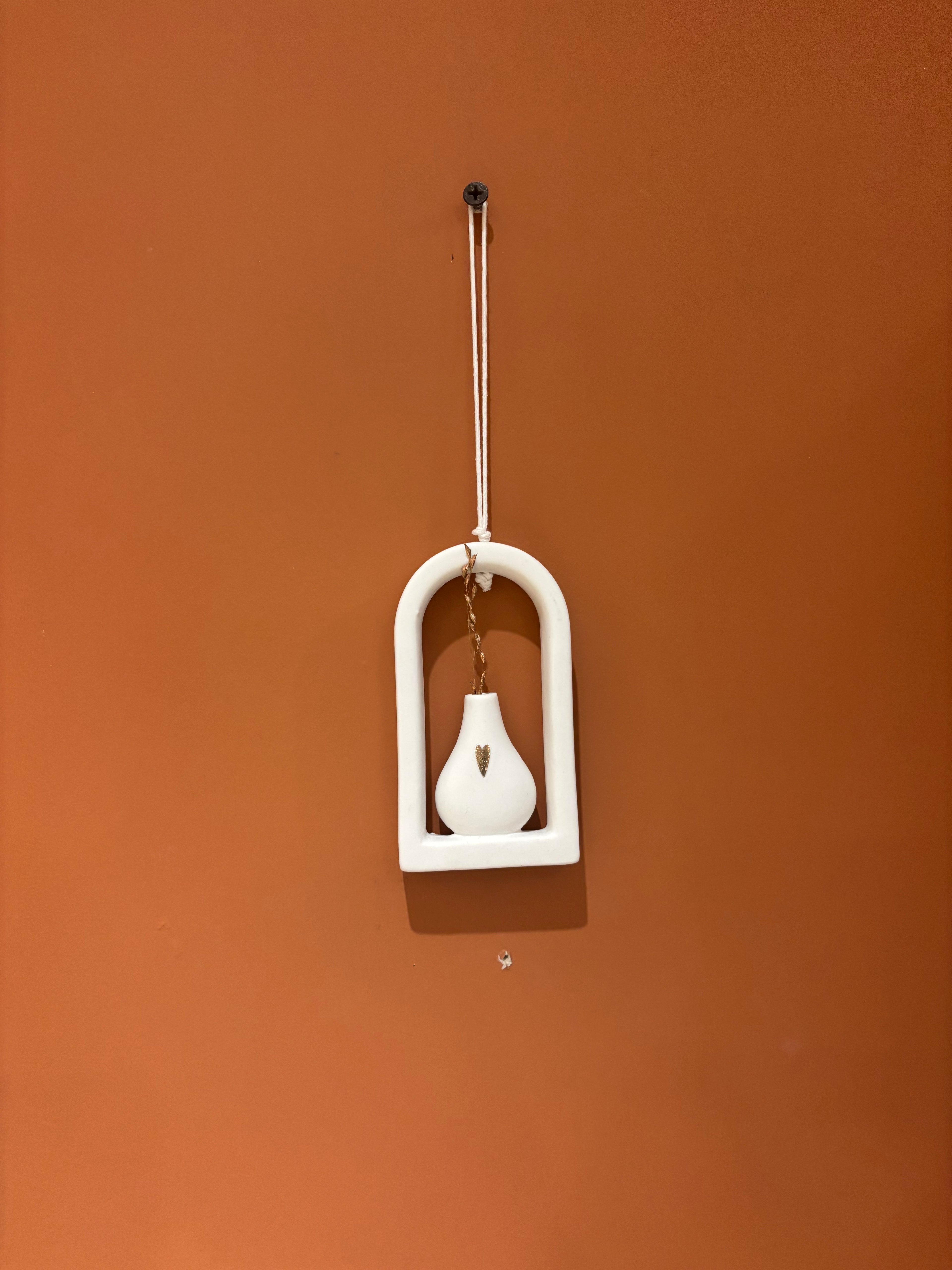 Mini vase suspendu “Cœur doré sous arche”