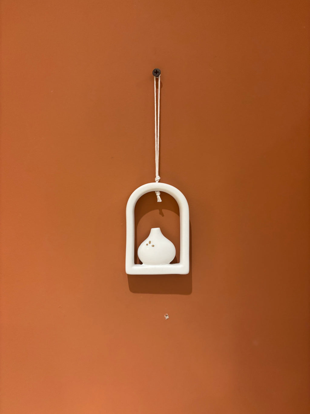 Mini vase suspendu “Vase doré sous arche”