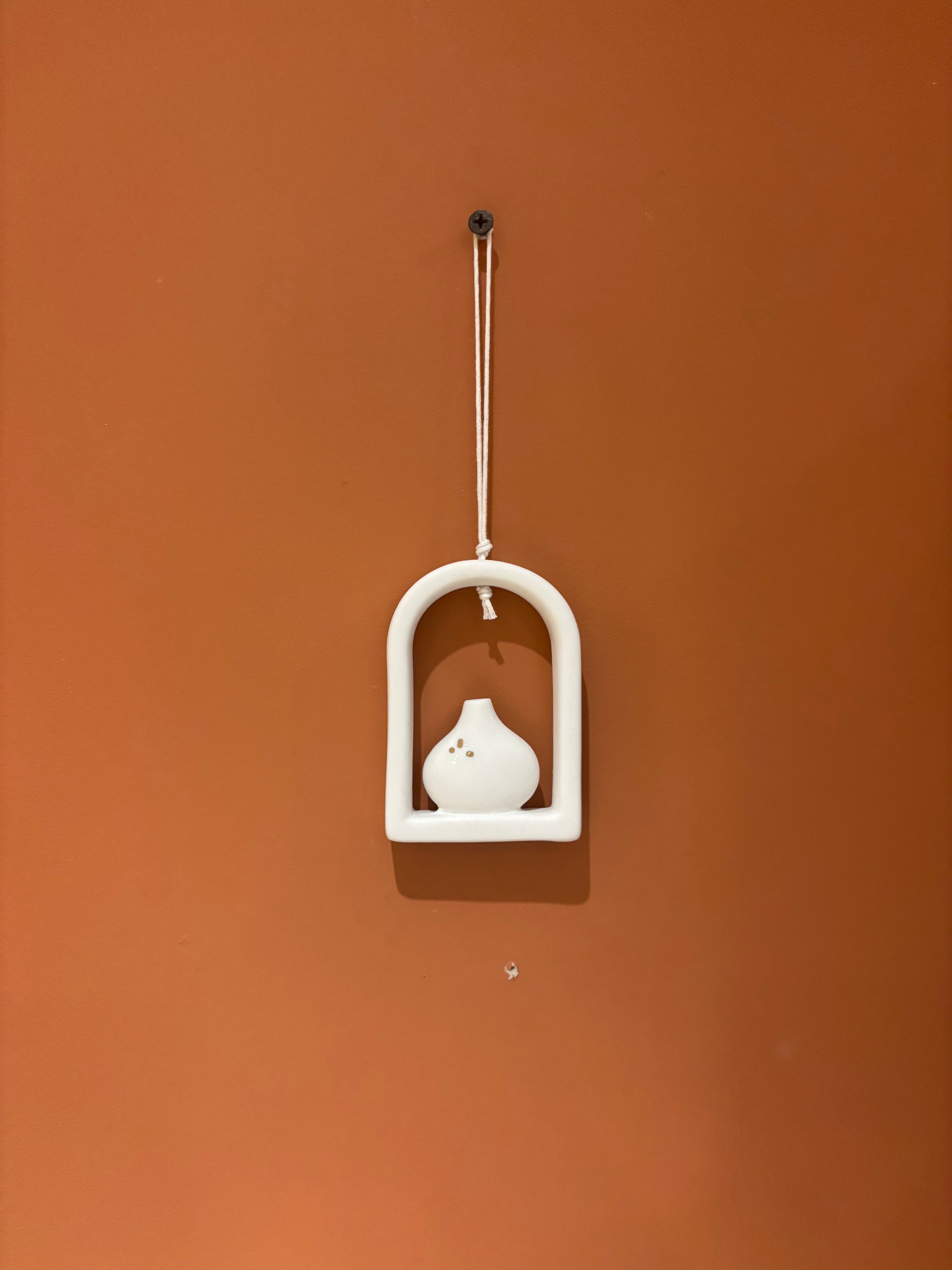 Mini vase suspendu “Vase doré sous arche”