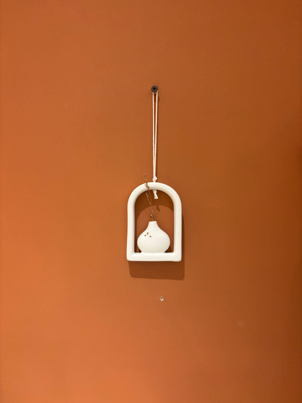 Mini vase suspendu “Vase doré sous arche”