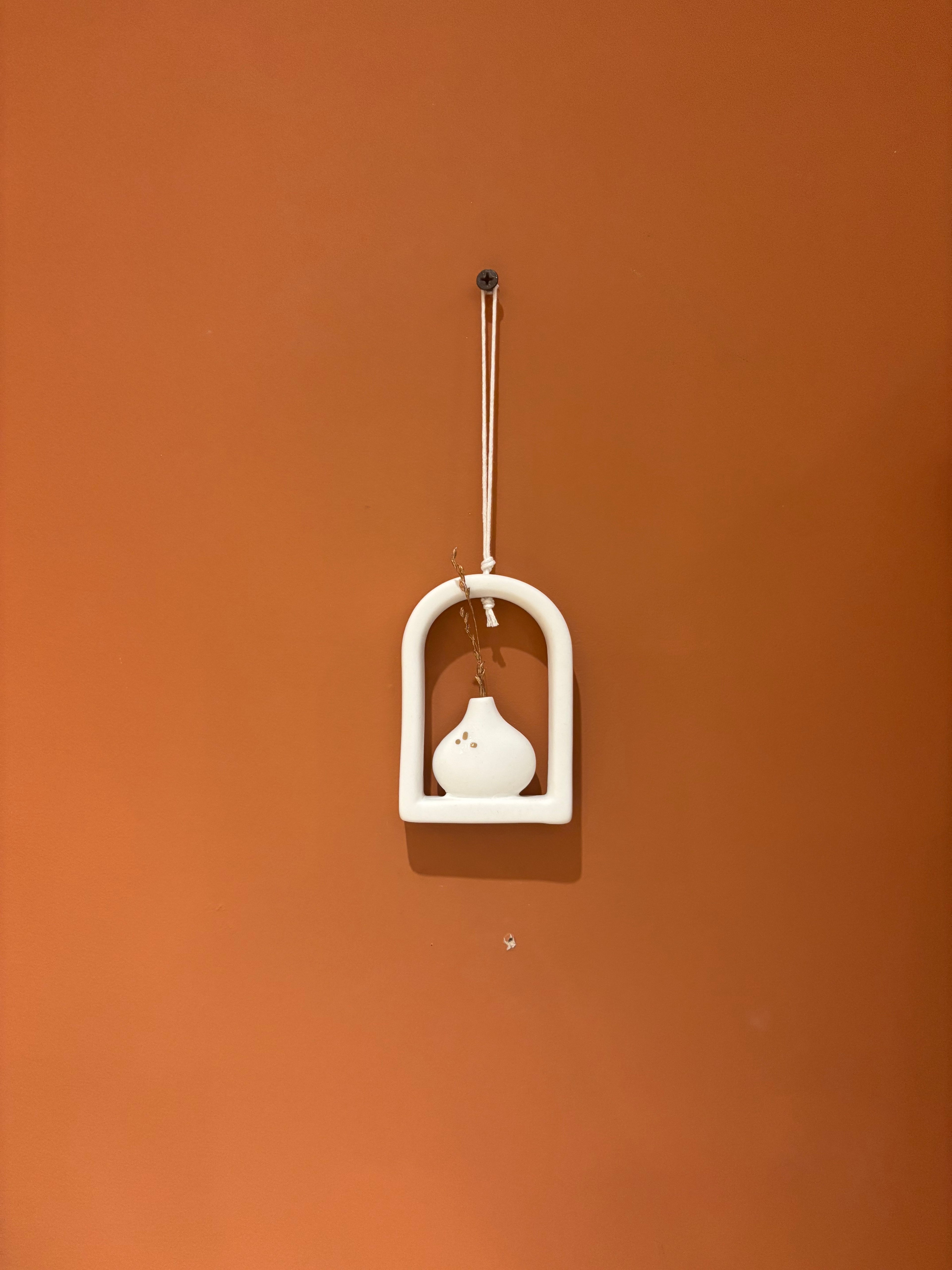 Mini vase suspendu “Vase doré sous arche”