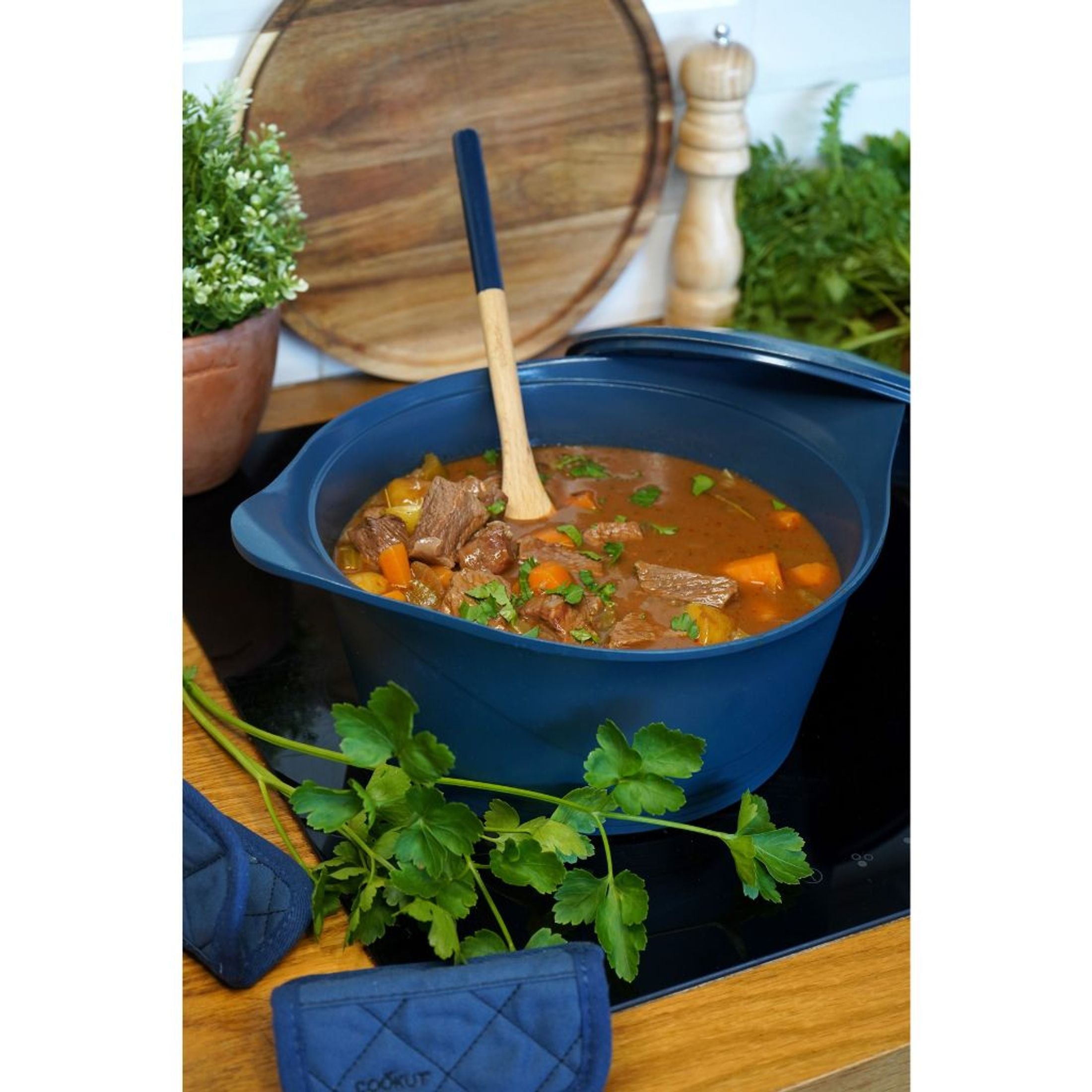 L’Incroyable Cocotte 28 cm Myrtille – Cookut – Avec manique et poignée inclus